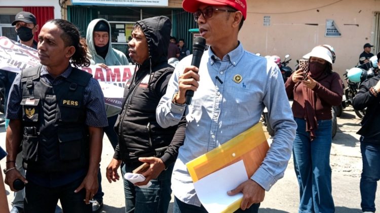 Jenderal lapangan bersama massa LPRI saat menggelar aksi damai mendesak transparansi dan kepastian hukum dalam penanganan kasus dugaan TPKS anak di depan Polresta Gowa, Gowa, Selasa (8/9/2026) (Foto: Arya)