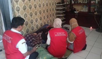 Tim medis Home Care Dottorotta Puskesmas Kassi-Kassi saat menangani dan memeriksa warga di kediamannya, Kecamatan Rappocini, Makassar, Rabu (16/9/2026) (Foto: Tim Redaksi)