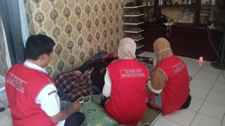 Tim medis Home Care Dottorotta Puskesmas Kassi-Kassi saat menangani dan memeriksa warga di kediamannya, Kecamatan Rappocini, Makassar, Rabu (16/9/2026) (Foto: Tim Redaksi)