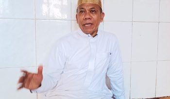 Ustadz H. Mustari Daeng Ngago saat menyampaikan persoalan perjalanan kasus hukum yang dijalaninya, dari 25 hari penahanan hingga 127 hari wajib lapor sebelum perkara dilimpahkan ke Polresta Gowa — Makassar, dalam keterangannya dilansir Chelebespos, Sabtu (05/09/2026) (Foto: Tim Redaksi)