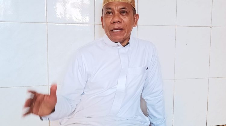 Ustadz H. Mustari Daeng Ngago saat menyampaikan persoalan perjalanan kasus hukum yang dijalaninya, dari 25 hari penahanan hingga 127 hari wajib lapor sebelum perkara dilimpahkan ke Polresta Gowa — Makassar, dalam keterangannya dilansir Chelebespos, Sabtu (05/09/2026) (Foto: Tim Redaksi)