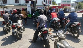Motor modifikasi Thunder yang menjadi sorotan saat berada di tengah antrean kendaraan di SPBU kawasan Bawakaraeng-Urip Sumoharjo, Makassar, Minggu (6/9/2026) (Foto: Tim Redaksi)