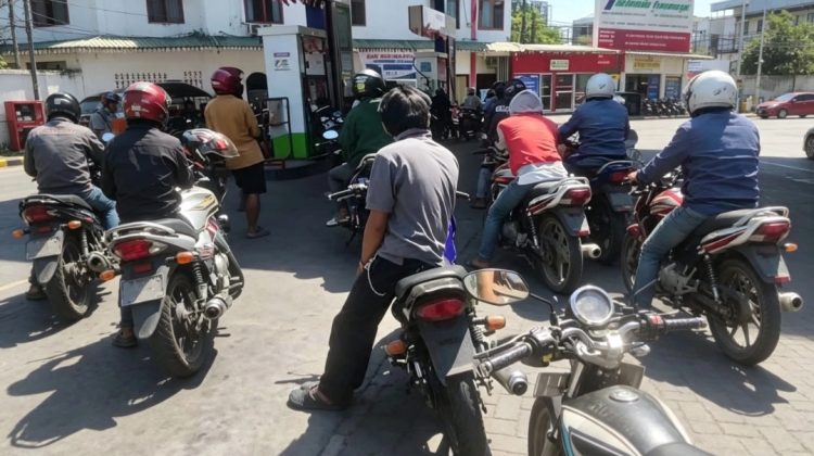 Motor modifikasi Thunder yang menjadi sorotan saat berada di tengah antrean kendaraan di SPBU kawasan Bawakaraeng-Urip Sumoharjo, Makassar, Minggu (6/9/2026) (Foto: Tim Redaksi)