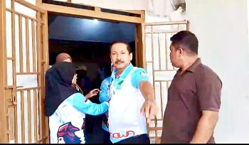 Sekdes Tinggimae ARN saat dikonfirmasi terkait dugaan penghalangan kerja jurnalistik di Kantor Desa Tinggimae, Kabupaten Gowa, Rabu (9/9/2026) (Foto: Tim Redaksi)