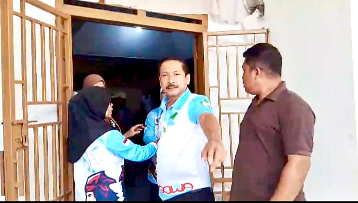 Sekdes Tinggimae ARN saat dikonfirmasi terkait dugaan penghalangan kerja jurnalistik di Kantor Desa Tinggimae, Kabupaten Gowa, Rabu (9/9/2026) (Foto: Tim Redaksi)