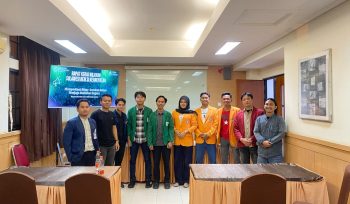 Koordinator Wilayah BEM SI Kerakyatan Sulawesi, Aqil Abdan Syakuran, bersama perwakilan lima perguruan tinggi berfoto bersama usai Rapat Kerja Wilayah (Rakerwil) perdana yang membahas konflik agraria dan ketimpangan pendidikan, di Hotel Alauddin, Makassar, Sulawesi Selatan, Makassar, Kamis (29/10/2026) (Foto: Istimewa)