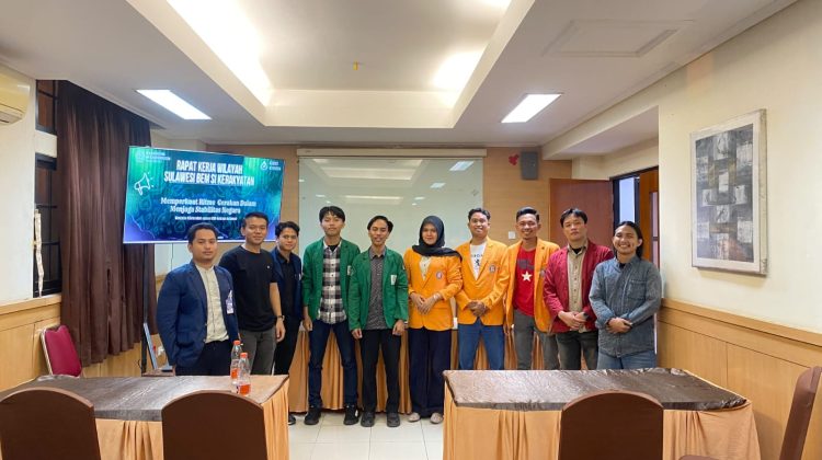 Koordinator Wilayah BEM SI Kerakyatan Sulawesi, Aqil Abdan Syakuran, bersama perwakilan lima perguruan tinggi berfoto bersama usai Rapat Kerja Wilayah (Rakerwil) perdana yang membahas konflik agraria dan ketimpangan pendidikan, di Hotel Alauddin, Makassar, Sulawesi Selatan, Makassar, Kamis (29/10/2026) (Foto: Istimewa)