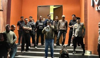 Massa Ormas Matadoor saat menggelar aksi dan menyampaikan orasi terkait polemik MYE Lounge serta mendesak pemerintah memeriksa dugaan pelanggaran perizinan, Makassar, Sabtu (3/10/2026) (Foto: Tim Redaksi)