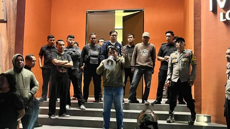 Massa Ormas Matadoor saat menggelar aksi dan menyampaikan orasi terkait polemik MYE Lounge serta mendesak pemerintah memeriksa dugaan pelanggaran perizinan, Makassar, Sabtu (3/10/2026) (Foto: Tim Redaksi)
