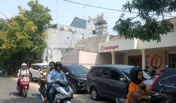 Parkir kendaraan di bahu jalan yang dikeluhkan warga membuat aktivitas dua tempat usaha di kawasan Jalan Singa menjadi sorotan, Makassar, Jumat (23/10/2026) (Foto: Istimewa)