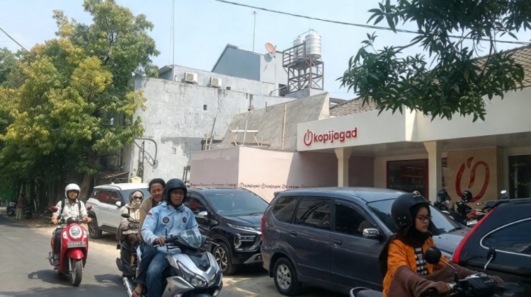 Parkir kendaraan di bahu jalan yang dikeluhkan warga membuat aktivitas dua tempat usaha di kawasan Jalan Singa menjadi sorotan, Makassar, Jumat (23/10/2026) (Foto: Istimewa)