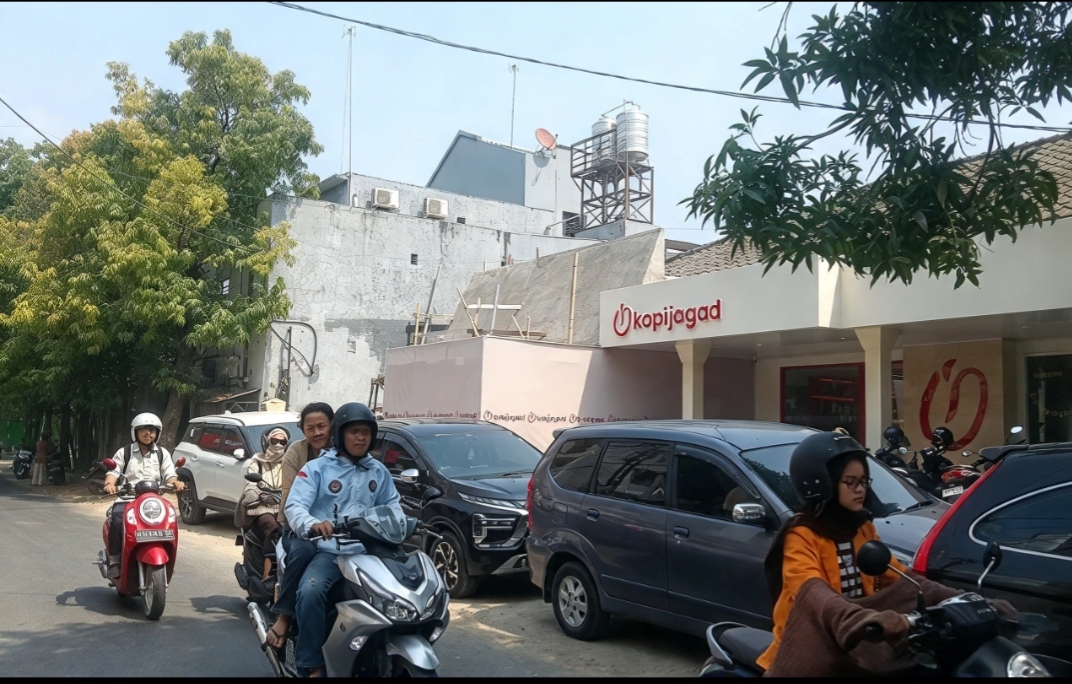 Ganggu Pengguna Jalan, Parkir Dua Tempat Usaha di Mamajang Dikeluhkan Warga